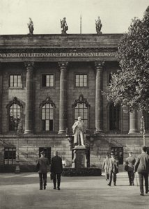 Berlin: Üniversite; Üniversite (s / b fotoğraf) by Sasha Stone