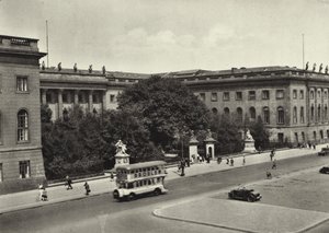 Berlin: Üniversite; Üniversite (s / b fotoğraf) by Sasha Stone