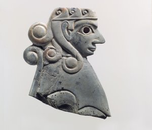 Mobilya levhası: Hathor tarzı buklelere sahip dişi sfenks, MÖ 18. yüzyıl (su aygırı fildişi) by School Anatolian