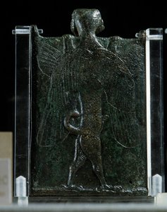 Doğu Sanatı, Asur (Mezopotamya): şeytan çıkarma ayini temsil eden kitapçık (bronz, sırt), Antik. Paris, Louvre Müzesi