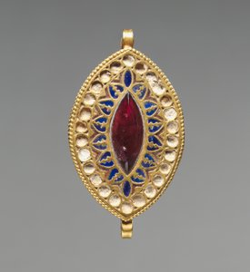 Badem Şeklinde Kolye, 400-600 (altın, lapis lazuli, granat ve cam)