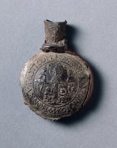 Çarmıha Gerilme (ön) ve Yükseliş (arka) Sahneleri ile Pilgrim Ampulla, c.600 (deri parçaları olan kalay-kurşun alaşımı)