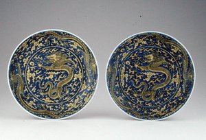 Bir çift sır altı mavi ve sarı ejderha tabağı (seramik) by School Chinese