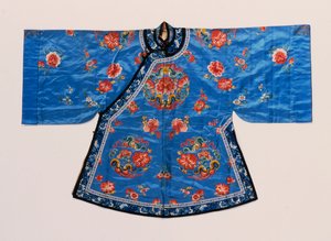 Lotus çiçekleri, şeftaliler ve diğer meyve ve çiçeklerle (saten, ipek) serpiştirilmiş şakayık ve kelebek yuvarlaklarla ipek işlemeli, beni unutma mavi satenden resmi olmayan bir bornoz by School Chinese