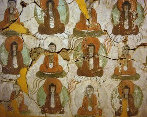 Xinjiang Özerk Bölgesi Kumtura'daki “Bin Buda Mağaraları” duvar resminin bir parçası üzerine 9. yüzyıldan kalma Budalar. Fotoğraf, Seul Ulusal Müzesi, Kore Cumhuriyeti, 2006. by School Chinese