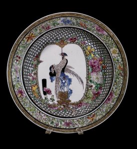 Çin sanatı: kuşlar ve çiçeklerle süslenmiş pembe ailenin seramik tabağı. Qianlong Reg (1736-1795). Paris, Musee Guimet, Musee National des Arts Asians. by School Chinese