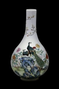 Çin sanatı: kuşlar (tavus kuşları dahil) ve çiçeklerle süslenmiş pembe ailenin seramik vazosu. Qianlong Reg (1736-1795). Paris, Musee Guimet, Musee National des Arts Asians. by School Chinese