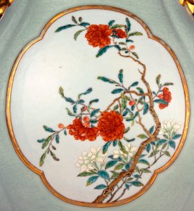 Prunus ve Roses yaldızlı anahatlı emaye ile ince ve çok nadir bir aile gülü seladon zemin vazo detayı by School Chinese