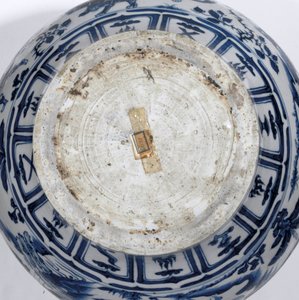 Son derece nadir ve önemli bir mavi ve beyaz kavanozun detayı, Guan Yuan Hanedanlığı, 14. yüzyıl ortası (seramik) (ayrıca bkz. 469089 ila 469093) by School Chinese