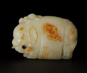 Kaya ve tepeli dalgalarla süslenmiş püsküllü bir bez giyen ayakta duran fil, omzuna tırmanan bir ruyi asa tutan bir çocuk (soluk seladon) (ayrıca bkz. 208383) by School Chinese