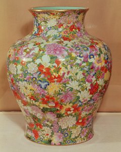 Bin çiçek süslemeli Famille Rose vazo, Qianlong Hanedanlığı by School Chinese