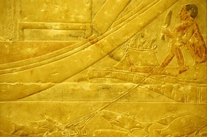 Antik Mısır, Duvar oymacılığı/boyama, Mastaba/Idout Mezarı, Saqqara, MÖ 2323-2150, Balığın pullarını çıkaran ve dört uçlu mızrak tutan bir balıkçı (fotoğraf) by School Egyptian
