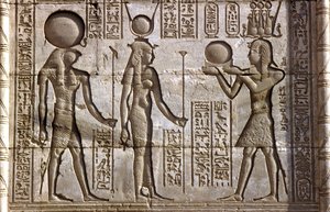 Antik Mısır, Duvar resmi/oyması, Horus ve İsis#39;in firavundan adak alması, Hathor Tapınağı, Dendera (fotoğraf)