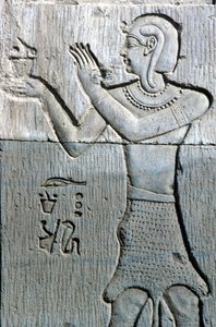 Antik Mısır, Duvar resmi/oyması, Leopar derisi giyen, tütsü sunan rahip, Sebek Tapınağı ve Horus Kom Ombo (fotoğraf) by School Egyptian