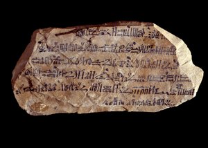 Eski Mısır sanatı: ostrakon (veya ostracon) (çoğul: ostraca veya ostraka) hiyerarşik (üzerine kutsal şeylerin yazılı olduğu çanak çömlek parçaları). Mısır