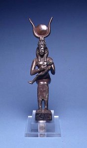 E.122-1954 Iris Nursing Horus (önden görünüm) Mısır, MÖ 715-525 (bakır alaşımı) (ayrıca bkz. 89138) by School Egyptian