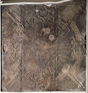 Mısır antik eseri: “” Zodyak”” Denderah'daki Hathor tapınağındaki Osiris'in doğu şapelinin tavanından alçak kabartma. Ptolemaios dönemi (MÖ 332-30) Paris, Louvre Müzesi by School Egyptian