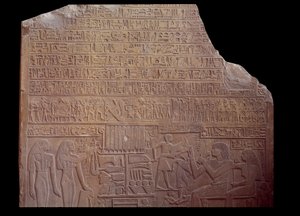 Mısır antik: hiyeroglif şeklinde kod dilinde bir yazıtla kaplı mezar steli. Paris, Louvre Müzesi by School Egyptian