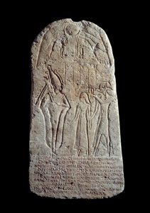 Mısır antik: on altı yaşında ölen genç bir adamın kireçtaşı mezar steli. MS 1. veya 2. yüzyıl. Yunanca epitaph. Abydos