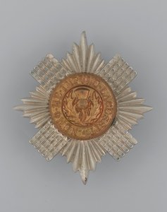 Şapka rozeti, c.1896-1920 (metal) by School English