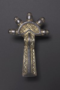 Bow Fibula, Alemannic, 500-550 (gümüş yaldız ve niello) by School German