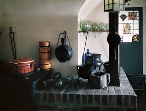 18. yüzyıldan kalma mobilyalar ve 12.-18. yüzyıldan kalma nesnelerle bir eczanenin yeniden inşası, laboratuvardan detay (fotoğraf) by School German