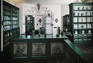 18. yüzyıldan kalma mobilyalar ve 12.-18. yüzyıldan kalma nesnelerle bir eczanenin yeniden inşası (fotoğraf) by School German