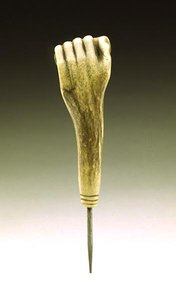 Chamunda, 907-1053 (siyah dolerit) by School Indian