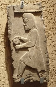 Persepolis Kraliyet Mahkemesinde kapalı bir gemi taşıyan bir Mede, Ahameniş, c. MÖ 500 (kireçtaşı) by School Iranian