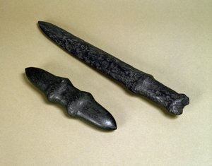 Hançer bıçağı ve taş hançer, Jomon dönemi MÖ 4500-3700 by Japanese School