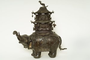 Howdah kumaşı, ayrıntılı surcingle ve pagoda buliding (bronz) giyen bir fil figürü by Japanese School