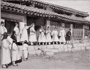 19. yüzyılın sonu, Kore, Seul'ün eski sarayındaki okçular by School Korean