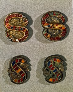 Ortaçağ Arkeolojisi (Orta Çağ). Lombardiya barbar sanatı: S harfi şeklinde kemer fibule (toka). Altın ve çok renkli emaye nesne. Lombard sanatı, 6. - 7. yüzyıl. İtalya, Cividale del Friuli, Arkeoloji Müzesi by School Lombard