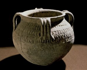 Ortaçağ Arkeolojisi (Orta Çağ). Barbar Galya Sanatı: Çizilmiş seramik vazo. Fransa, Merovenj dönemi, 8. yüzyıl. Strazburg, Musee d