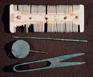 Barbar uygarlığı: Merovenj döneminden tuvalet malzemeleri (tarak, makas). 5.-8. yüzyıl. Strasbourg, Palais Rohan Arkeoloji Müzesi