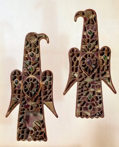 Merovenj Sanatı: Bir çift fibule (suret pin) aqualiformes (kartallar). Emaye emaye işi, 6. yüzyıl, Merovenj hanedanı (481-751). Castelsagrat