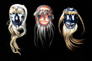 Üç maske (boyalı pişmiş toprak ve saç)