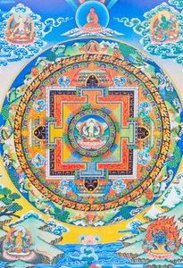 Chenresi mandalası; ortadaki figür, acı çeken varlıklara her zaman yakın olan Amitava Buddha'nın göksel tezahürü olan merhamet Buda'sını tasvir eder (kumaş üzerine guaj)