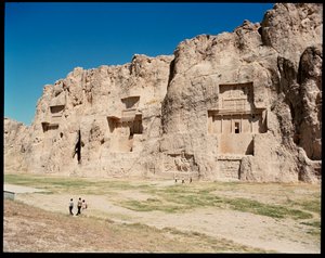 Nekropol ve Ahameniş krallarına ait dört mezarın görünümü by School Persian