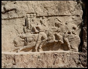 Nekropol ve Ahameniş krallarına ait mezarların görünümü, savaş sahnelerini temsil eden kabartma by School Persian