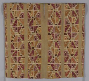 Tunik, 600-800 (pamuk ve yün (camelid), tek geçmeli goblen dokuma; sürfile dikişlerde boyun ve kol ağızları yün (camelid) ile tamamlanmıştır; yama dikişlerinde yünle (camelid) birleştirilmiş dikişler)