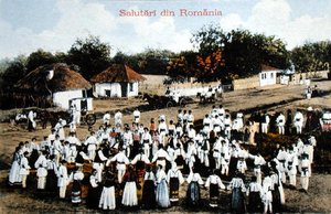 Bir köyde dans eden Rumenleri gösteren kartpostal, 1910 dolayları (renkli taş)