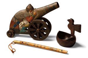 Bir oyuncak ıhlamur ağacı Bogatyr, bir huş ağacı flüt ve bir huş ağacı Kovsh, c.1900 (yaldızlı ahşapla boyanmış ahşap) by School Russian