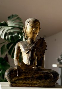 Meditasyon (heykel) sırasında Bhumisparsa Mudra jestinde oturan Buda