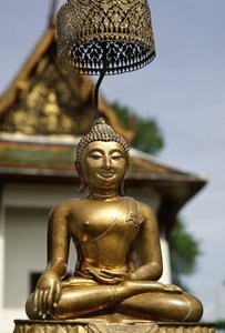 Yeni Yıl kutlamaları sırasında ibadet edenlere maruz kalan Phra Buddha Sihing (bronz)