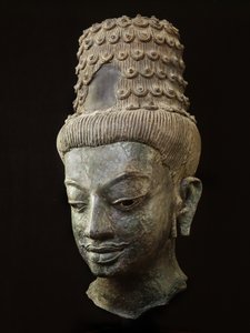 Bir bodhisattva'nın dev başı (bronz) by School Thai