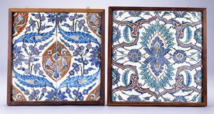 1570 dolaylarında yapılmış erik çiçekleri ve laleler ile bir İznik çini ve kırmızı ve mavi yarma palmet ile 17. yüzyıl İznik çini, c.1570 ; 17. yüzyıl (seramik)
