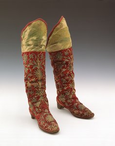 Bir çift erkek botu, Buhara, 19. yüzyılın ortaları (gümüş iplikle işlenmiş koyu kırmızı kadife) by School Uzbek