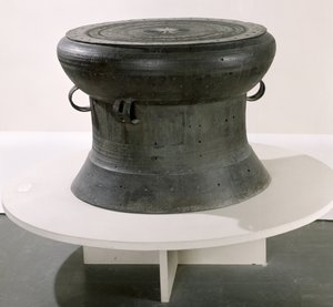 Davul, Dong Son stili, MÖ 2.-1. yüzyıl (bronz) (ayrıca bkz. 181009)