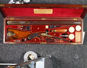 Haydarabad Nizamı için yapılmış altın süslemeli 16 kalibrelik D.B. vurmalı tüfek, pirinç monteli maun kılıf içinde, koyu kırmızı ipek astarlı, 1855 civarı (ipek, maun, çelik, bakır)